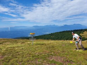 Was ist Discgolf Titelbild Discgolfer beim Putten